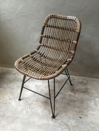 Vintage rotan rieten stoel fauteuil landelijk industrieel metalen onderstel zwart stoer jaren '70 retro rieten lounge urban tuinstoel