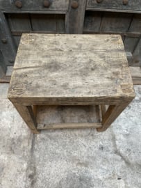 Prachtig oud doorleefd vergrijsd houten tafeltje kruk krukje stoer robuust grove nerf sober oud hout