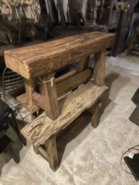 Hele stoere oude grof houten bank bankje bankjes boomstam boomstronk grof landelijk stoer