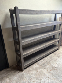 Stoere hoge oude houten kast schoenenrek keukenrek keukenkast legplanken landelijk industrieel vintage robuust boekenkast schap rek grof stoer hout