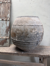 Grote oude grijs stenen kruik H60 X 55 cm pot bruingrijze bruine grijze mega vaas bloempot stoer sober landelijk olijfpot olijfkruik waterkruik