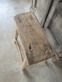 Grote grove vergrijsd houten kruk zadelkruk tafeltje bankje landelijk stoer J123