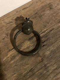 Gietijzeren ring ringetje handvat handgreep deurknop landelijk industrieel bruin