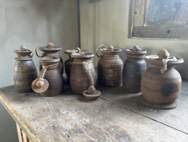 Hele stoere originele oude Nepal potjes met grof jute touw en deksel landelijk stoer doorleefd