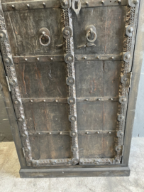 Grote dichte oud houten kast 2 deurs legplanken vergrijsd zwart grijs India robuust antiek doorleefd hout 174 x 97 x 46 cm landelijk industrieel vintage urban metalen beslag oude deuren poort deur kledingkast servieskast linnenkast boekenkast