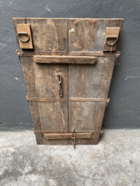 Oud vergrijsd houten deurpaneel met metalen beslag stoer deurpaneel