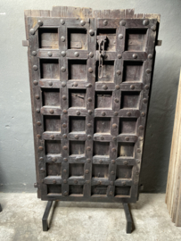 Stoere houten deur poort Luik zwart bruin op voet  standaard staand scherm kamerscherm Roomdivider  landelijk stoer industrieel urban