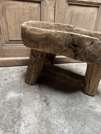 Oude grof houten robuust houten tafel salontafel tafeltje bijzettafel trog bijzettafeltje stoer landelijk vintage