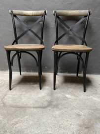 Stoere metalen landelijke industriële stoel stoelen houten zitting leuning kruisrug vintage zwart hout industrieel landelijk stoer