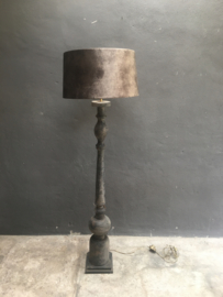 Zwart grijze vergrijsd houten vloerlamp landelijk stoer robuust sober grey grijs inclusief bruine velours kap  140 x 20 cm