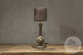 Oud vergrijsd houten lamp lampjeTafellamp Levi compleet met kapje landelijk sober stoer