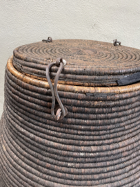Prachtige 🤩 grote orginele oude vergrijsde grijze zwarte rieten mand dessert basket desert met deksel wasmand landelijk stoer sober vintage uniek
