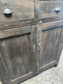 Stoer landelijk oud vegrijsd houten kast kastje dressoir commode ladekast Sidetable wandtafel commode 2 deuren en 2 laatjes