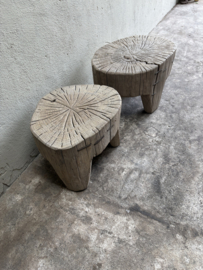 Grof houten krukje bijzettafeltje