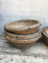 Prachtige oude ronde olijfbak vergrijsd houten schaal bak met oud metalen beslag kaasmal kaasbak landelijk olijfbak