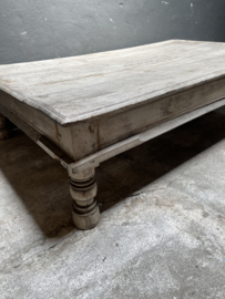 Prachtige grote oude vergrijsd doorleefde houten salontafel met veel grove nerf landelijk stoer robuust industrieel oude deur bed