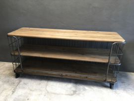 Grote grijze lange industriële trolley kar dressoir kast op wieltjes 180 x 53 x 82 cm Sidetable metalen frame oude houten planken werkbank vergrijsd hout houten keukeneiland industrieel landelijk stoer grijsbruin