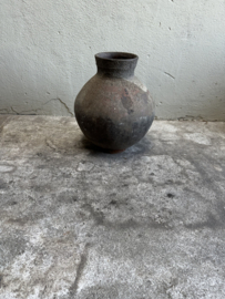 Prachtige vergrijsd antieke claypot Nepal kruik stenen vaas pot landelijk stoer sober vintage 42 x 35 cm