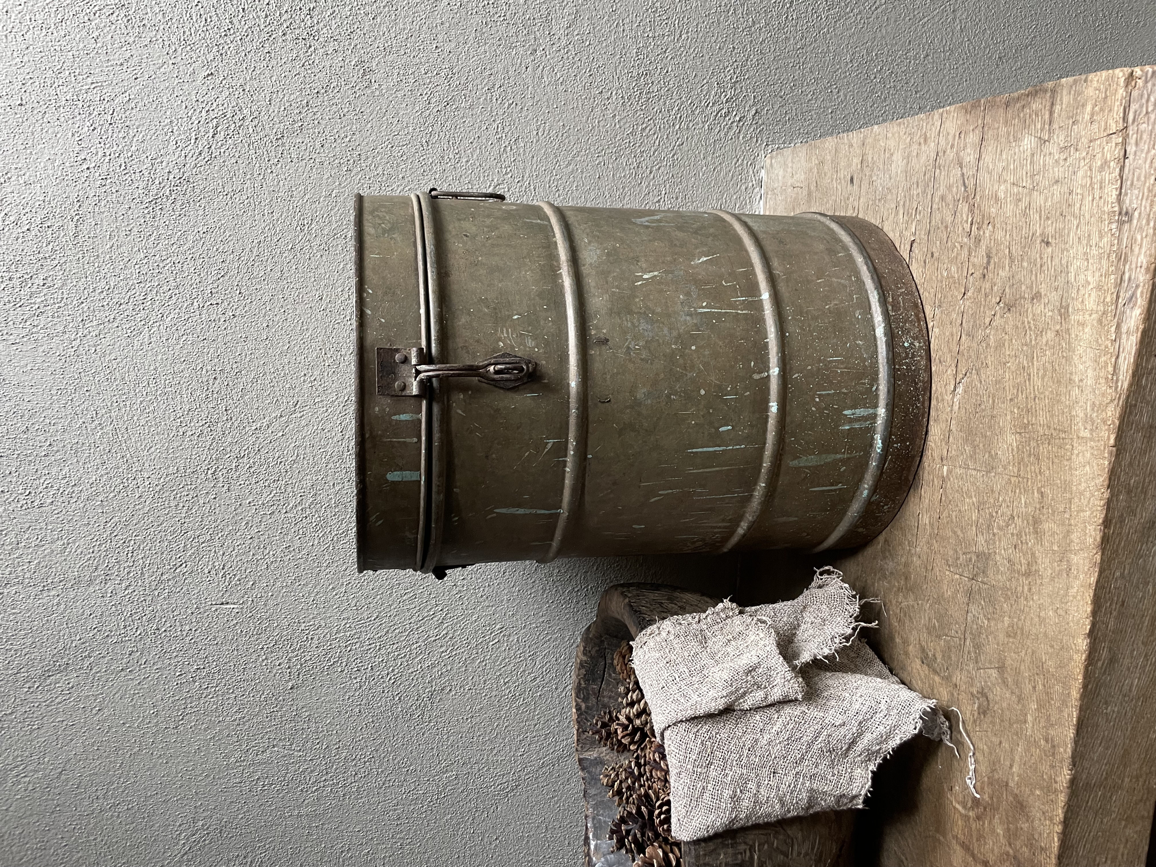 Oude metalen ton tonnetje prullenbak vuilnisbak vintage bloempot bloembak groot olievat vat kruk bijzettafel voorraad blik trommel industrieel vintage  bakje ton rijstton graanton rijstbak vat emmer met deksel