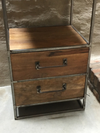 Stoere hoge smalle metalen kast met 2 lades industrieel oude houten kast landelijk robuust keukenkast vintage boekenkast schap rek grof stoer hout winkelkast