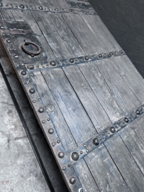 Mega grote stoere oude vergrijsd houten salontafel 181 x 92 cm gemaakt van oude deur poort metalen beslag en stalen onderstel ene catcher stoer landelijk industrieel