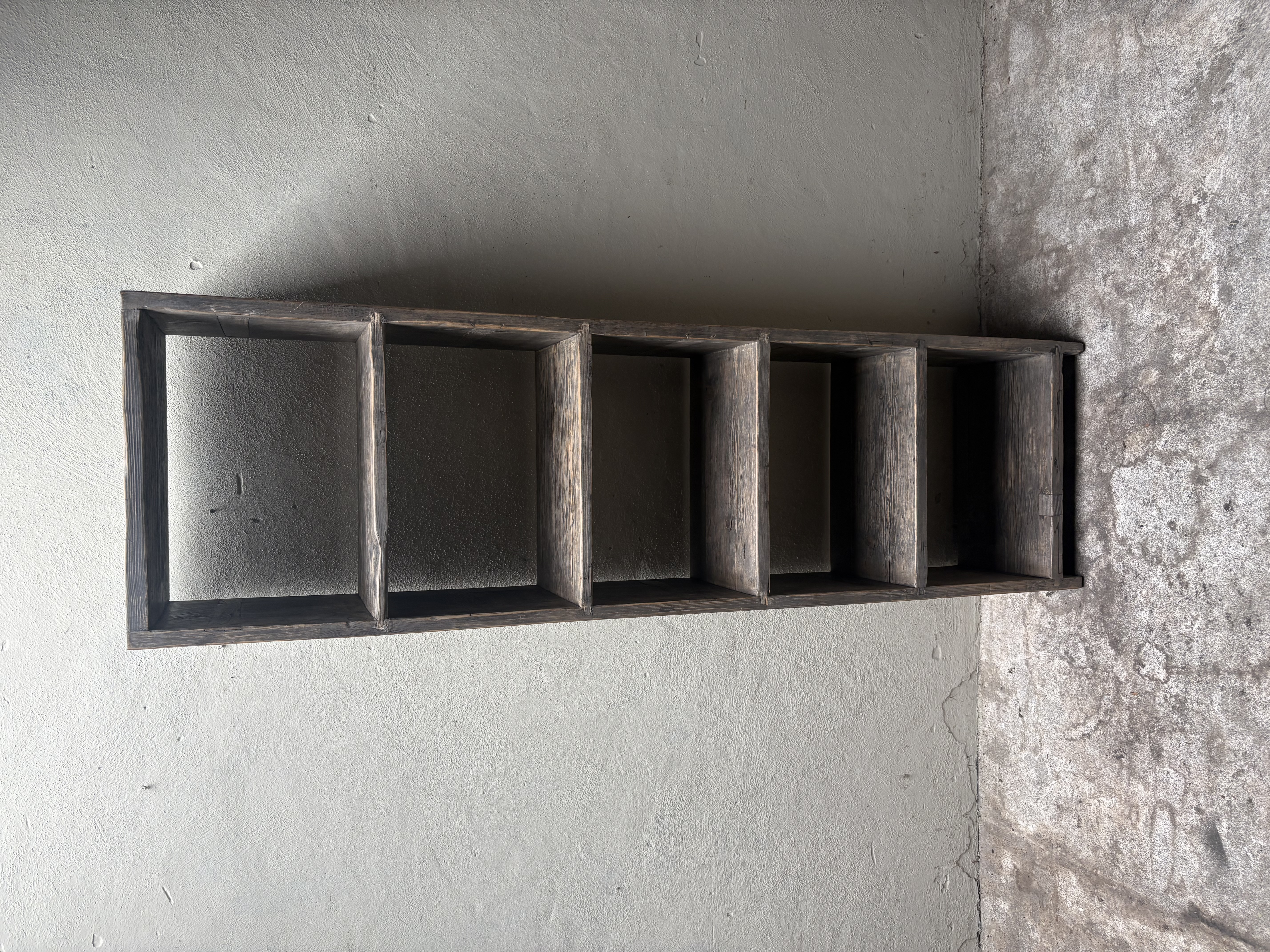 Stoer oud houten hout kast kastje schap rek vakken vakkenkast handdoeken schoenen rek schap industrieel landelijk vintage