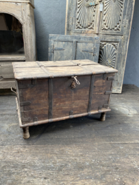 Stoere oude houten kist met metalen details beslag klepkist kistje landelijk stoer industrieel