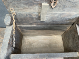 Stoere oude klein houten kist bankje Himalaya bank kast kastje Sidetable landelijk stoer robuust klepbank kist kistje hout