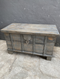 Oude vergrijsd houten kist dekenkist  tafel salontafel bijzettafel bankje  landelijk stoer industrieel 97 x 46 x 60 cm