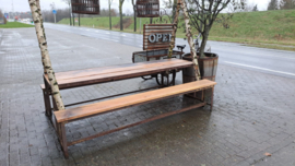 Zeer zware oude robuuste hout picknicktafel oerdegelijk en heel zwaar met metalen boerentafel tafel eettafel landelijk tuintafel met nieuwe eiken planken