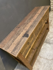 Stoer oud vergrijsd houten sidetable tafel bassano ladekast wastafel wastafelmeubel keukenblok kookeiland grove nerf dressoir sidetable werkbank bureau landelijk stoer robuust vergrijsd hout kookeiland keukeneiland wandmeubel 5 lades