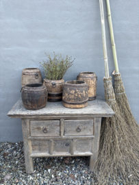 Oude vergrijsd doorleefd houten pot potten bak bakje naturel (toiletborstel landelijk wc toilet borstel)