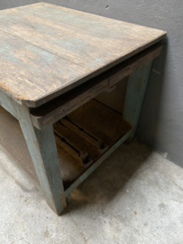 Oud vergrijsd houten tafel met ijzeren onderblad  bijzettafel werkbank workmate bijzettafel hoektafel hakblok keukeneiland keukenblok sidetable werktafel keukentafel winkeltafel landelijk industrieel vintage stoer urban hout Turkoise