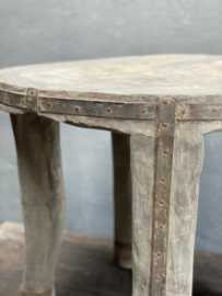 Hele stoere unieke grote grove vergrijsd houten tafel bijzettafel rustiek nostalgisch salontafel tafeltje bijzettafeltje wijntafel wijntafeltje metalen details landelijk stoer