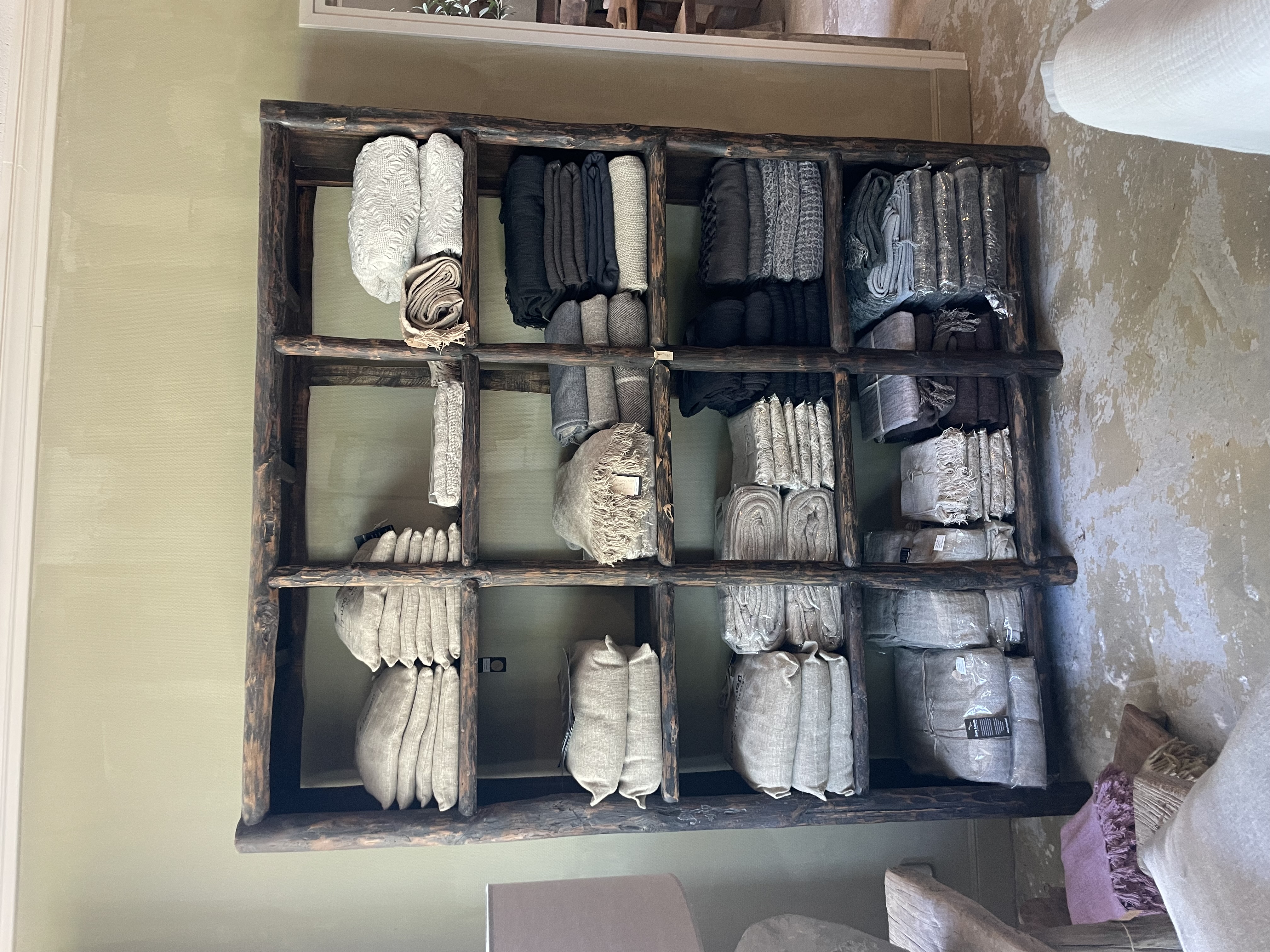 Prachtige grote zwart/bruin vergrijsd houten kast boekenkast vakkenkast kast rek schap wandje winkelkast roomdivider kamerscherm met schappen vakken landelijk industrieel stoer H211 x 180 x 40 cm