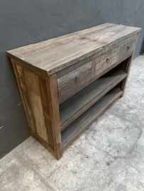 Stoer oud vergrijsd houten sidetable tafel ladekast wastafel wastafelmeubel keukenblok kookeiland grove nerf dressoir sidetable werkbank bureau landelijk stoer robuust vergrijsd hout kookeiland keukeneiland wandmeubel 3 lades