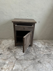 Oud vergrijsd houten kastje nachtkastje nachtkastjes hout ladekastje ladekastjes kastjes tafel tafeltje halkastje landelijk bijzettafel bijzettafeltje