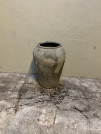 Middel grote oude grijs stenen kruik pot grijze mega landelijk olijfpot olijfkruik waterkruik 71 cm hoog 49 cm doorsnede nr 36