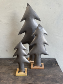 Grote metalen kerstboom dennenboom 🌲 boom op houten voet landelijk stoer industrieel vintage grijs metaal metal urban 54 x 28 cm