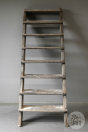 Stoere stevige originele oud doorleefd vergrijsd houten trap ladder opkamer hooizolder wandrek Sidetable rechte steektrap vide vliering zolder kelder opkamer kast landelijk rek schap zoldertrap boerderij industrieel stoer 223 x 77 cm