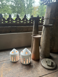 Witte stenen theelichthouder Tealight holder leeff light house Lynn small huisje H13,7 x D9,5 cm wit white