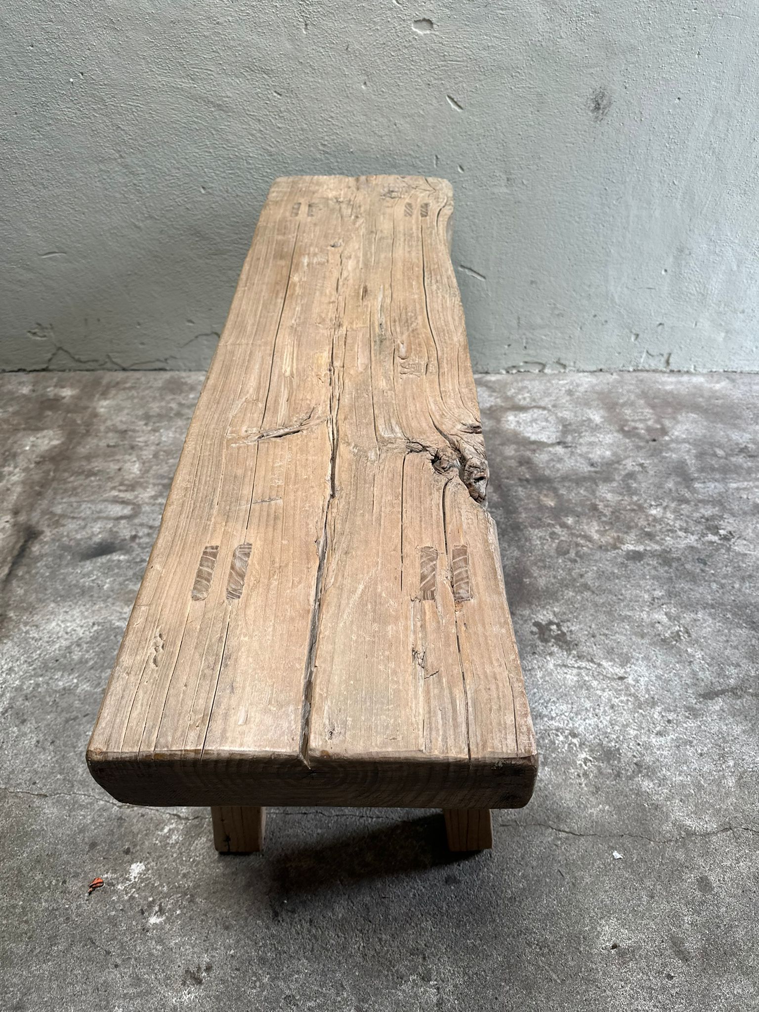 Prachtige organische oude vergrijsd houten bank bankje salontafel lounge tafel landelijk stoer sober 125 x 38 x H50 cm
