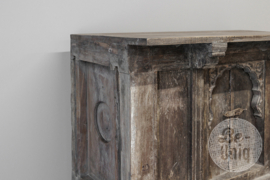 Hele gave oude vergrijsd houten commode wastafelmeubel wasmeubel tempelkastje werkbank kast sidetable dressoir landelijk stoer vintage