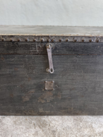 Grote oude zwart zwarte houten kist dekenkist salontafel bijzettafel sidetable wandmeubel stoer landelijk industrieel vintage metalen studs 78 x 38 X H47 cm