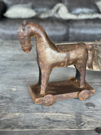 Oud metalen paardje speelgoed paard decoratie landelijk stoer vintage urban