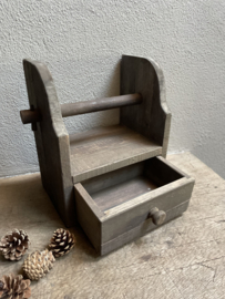 Vergrijsd houten toiletrolhouder met laatje keukenrekje landelijk stoer
