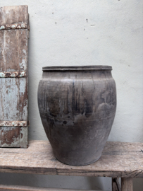 Grote oude grijs stenen kruik H62 X 55 cm pot bruingrijze bruine grijze mega vaas bloempot stoer sober landelijk olijfpot olijfkruik waterkruik