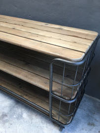 Grote grijze lange industriële trolley kar dressoir kast op wieltjes 180 x 53 x 82 cm Sidetable metalen frame oude houten planken werkbank vergrijsd hout houten keukeneiland industrieel landelijk stoer grijsbruin