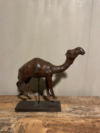 Leren kameel dromedaris op standaard beeld beeldje klein vintage