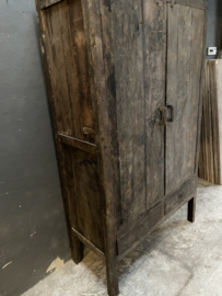 Aura Peeperkorn Stoere houten truckwood kast kastje halkast houten oud hout landelijk stoer robuust 2 deurs deuren 2 laden linnenkast servieskast